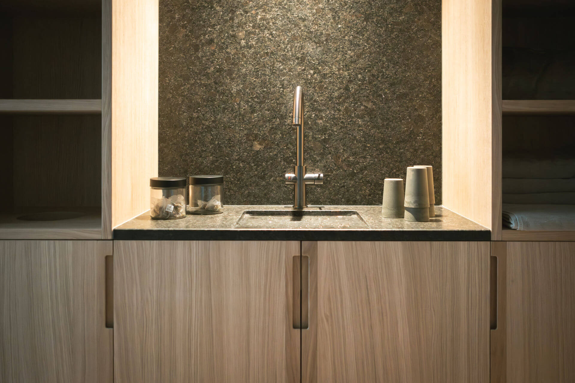 Tea corner in the relaxation room with various teas and cups - Gisse Zwölf