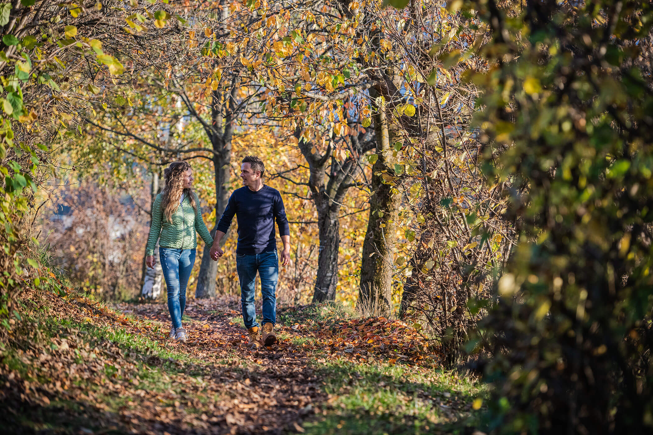 Paar spaziert durch den Wald