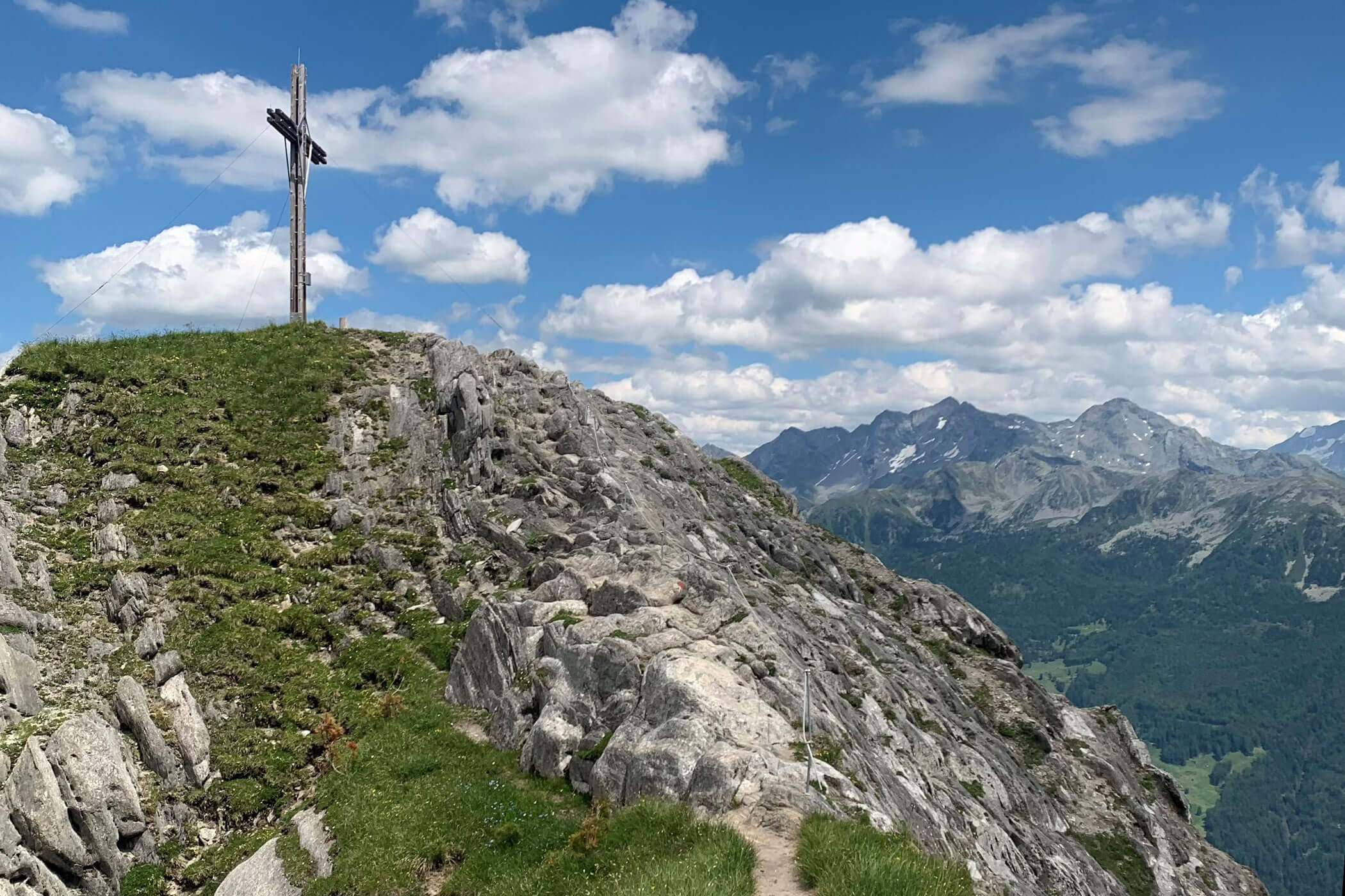 Summit cross with views of the mountains - Gisse Zwölf