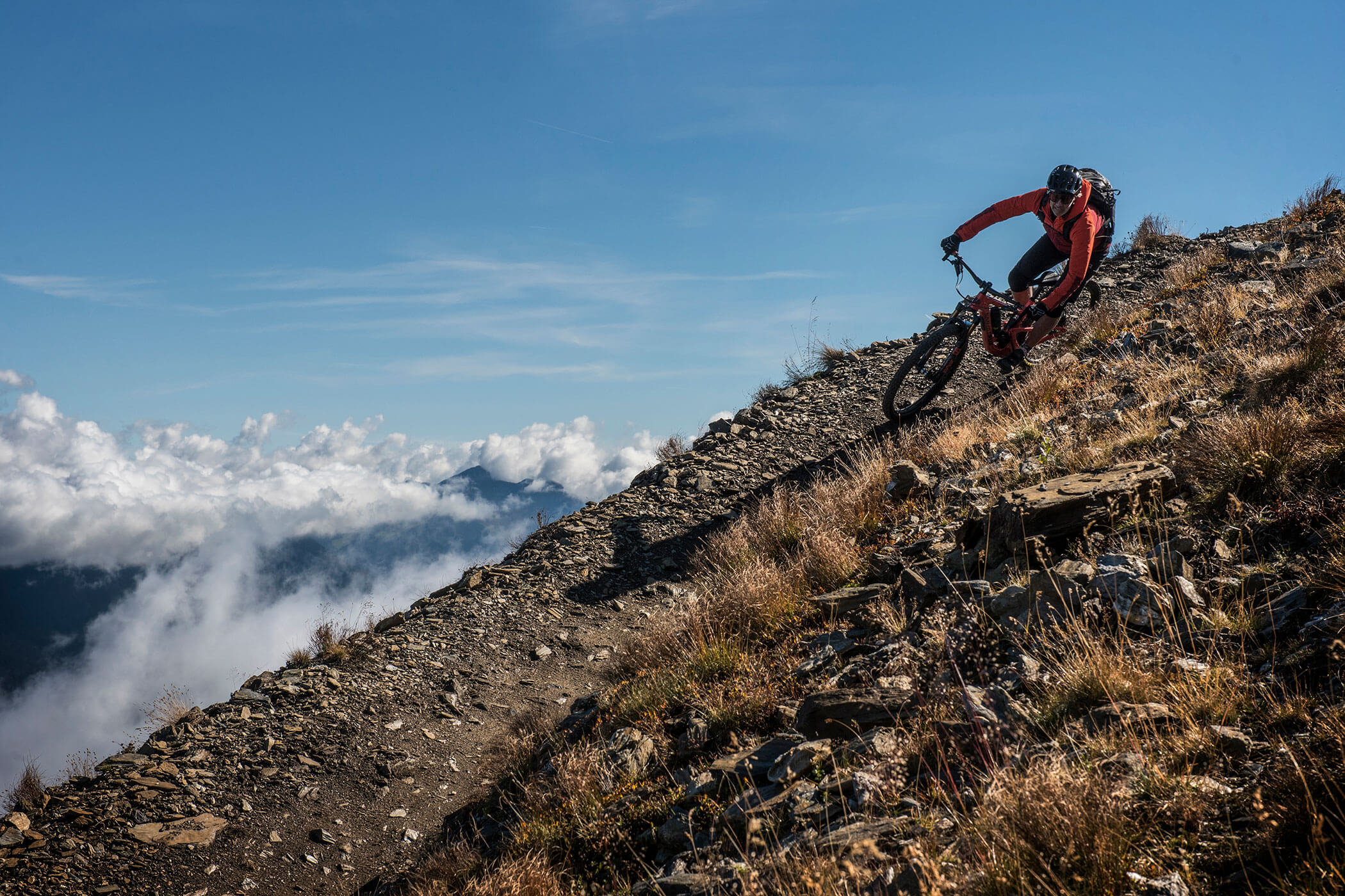 Mountain bikers on a steep descent - Gisse Zwölf