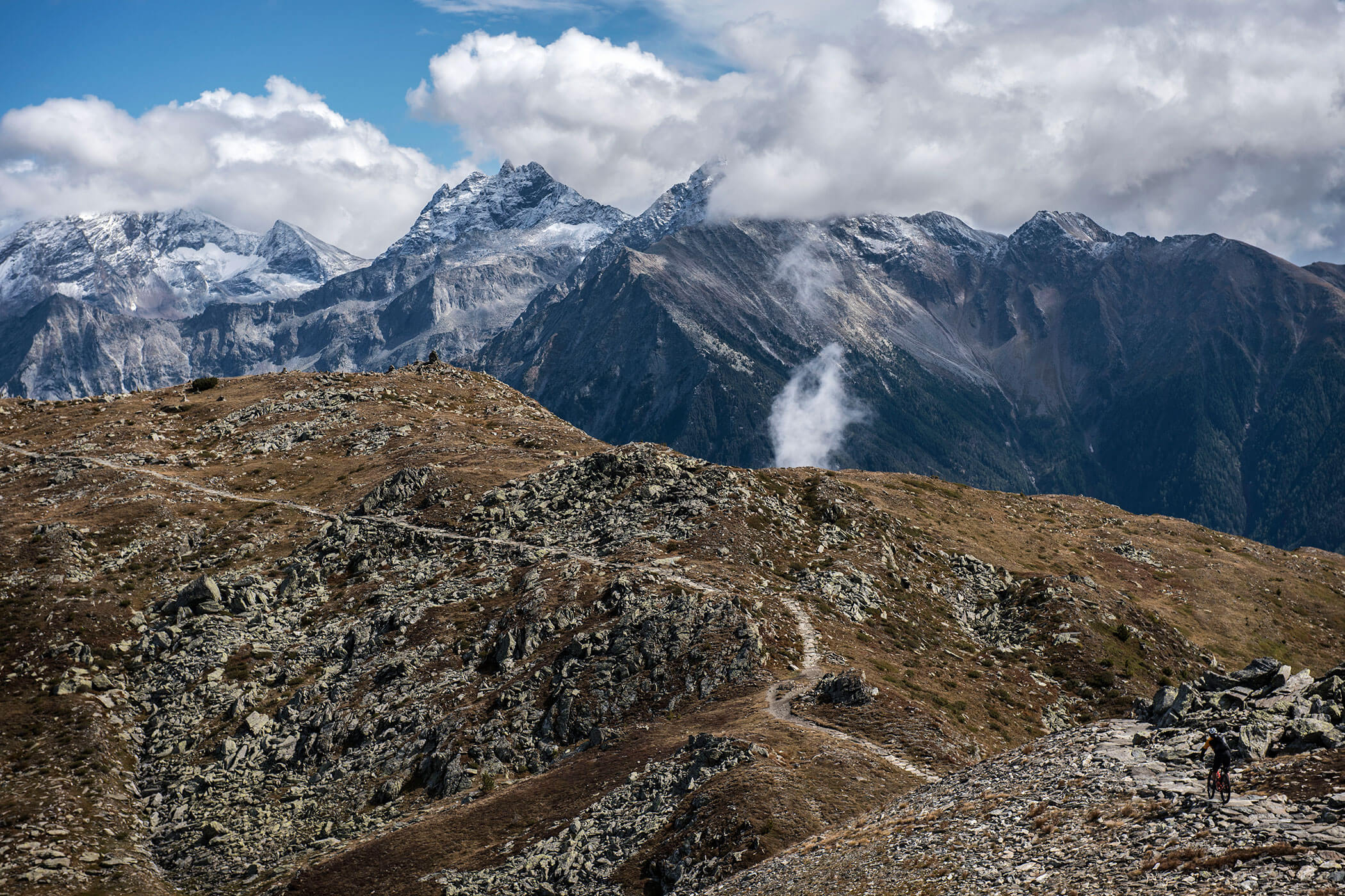 Rocky trail with stunning mountain views - Gisse Zwölf