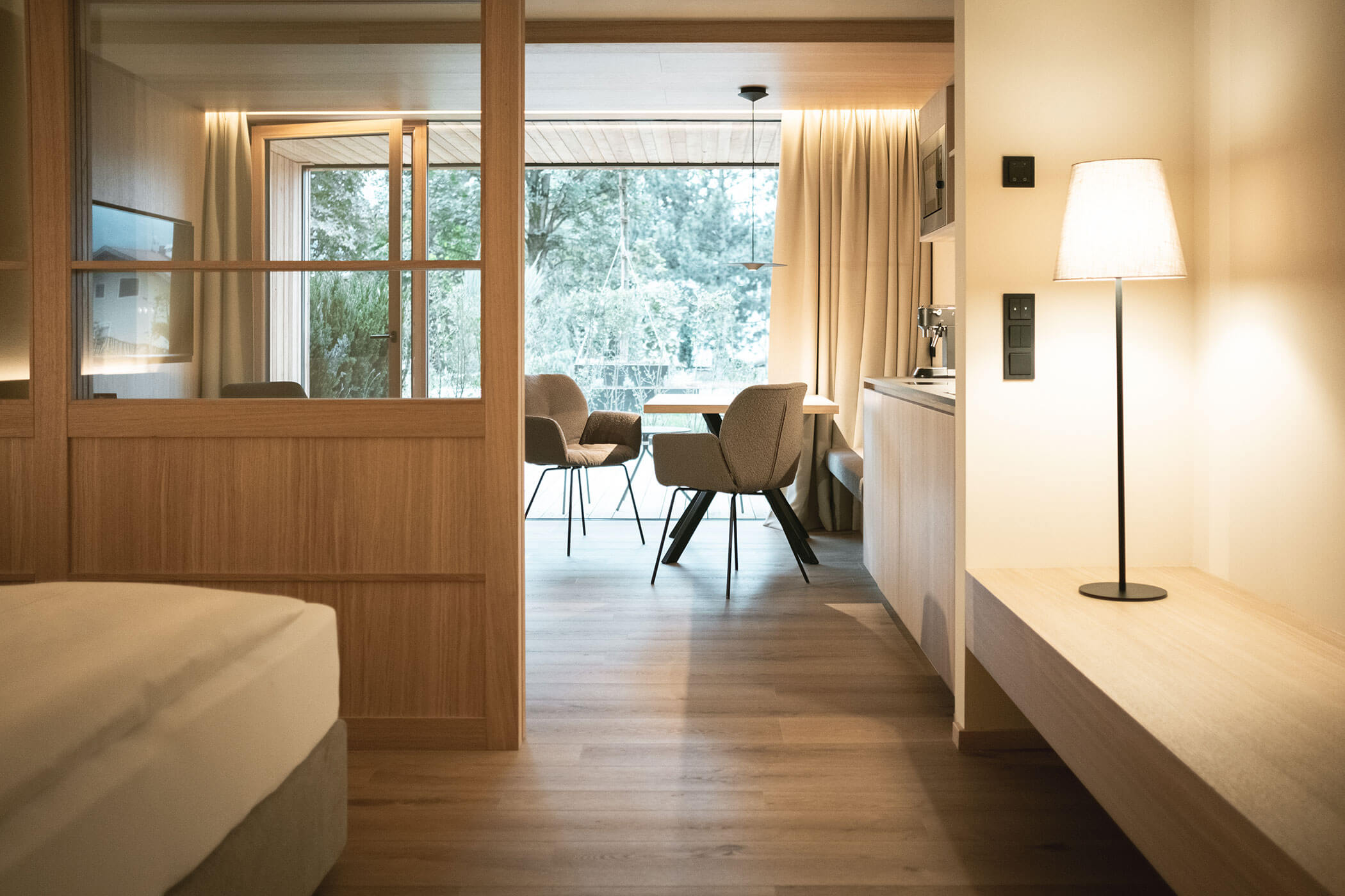 Entrance area of the apartment overlooking the kitchen and dining table - Gisse Zwölf