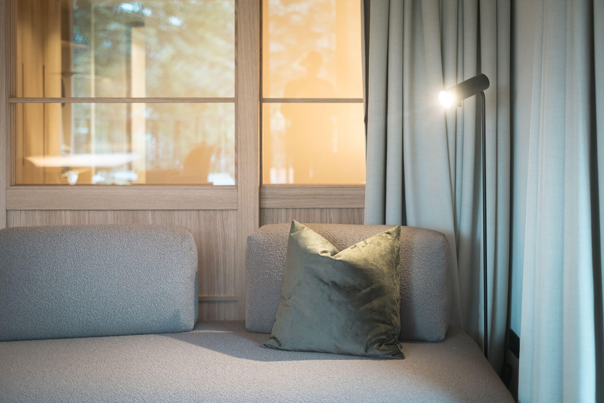 Black floor lamp lights up the sofa - Gisse Zwölf