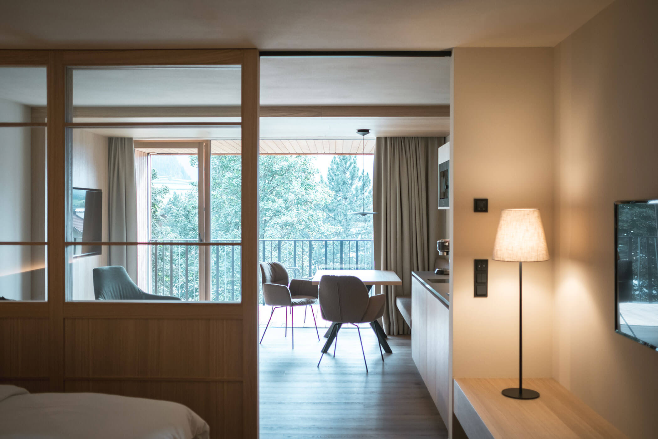 Entrance area of the apartment overlooking the kitchen and dining table - Gisse Zwölf