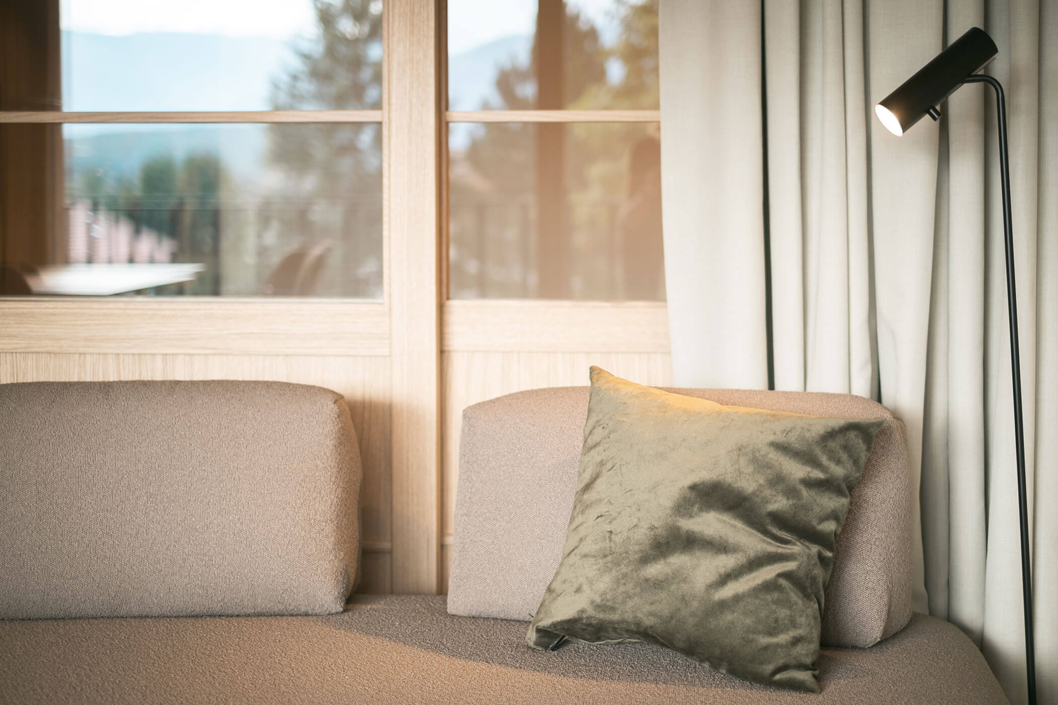 Black floor lamp lights up the sofa - Gisse Zwölf