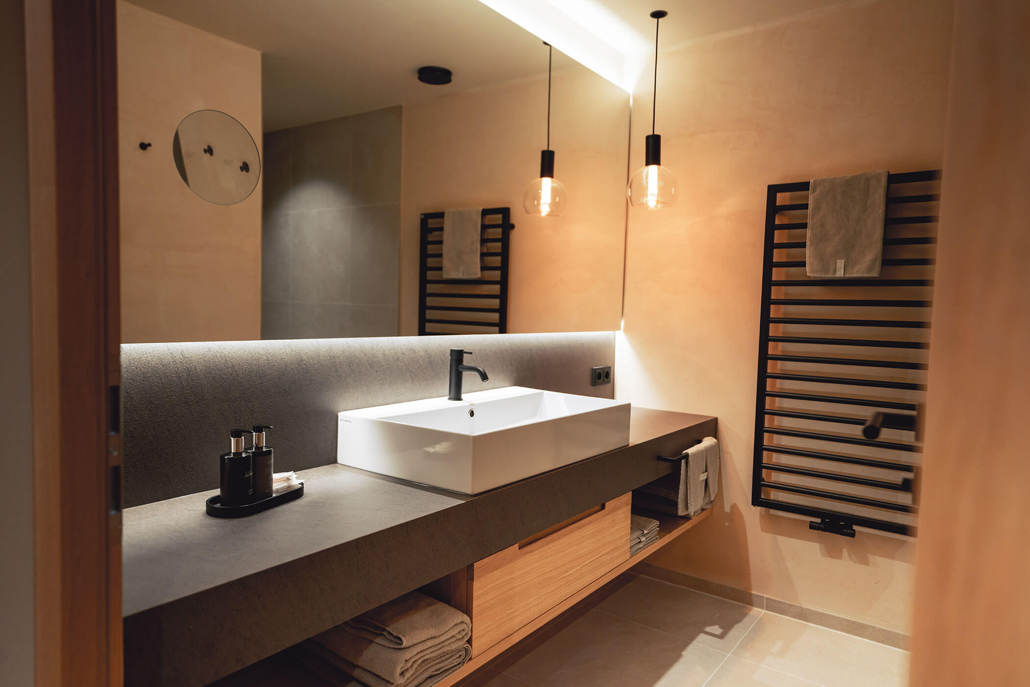 Bathroom with large mirror in apartment A - Gisse Zwölf