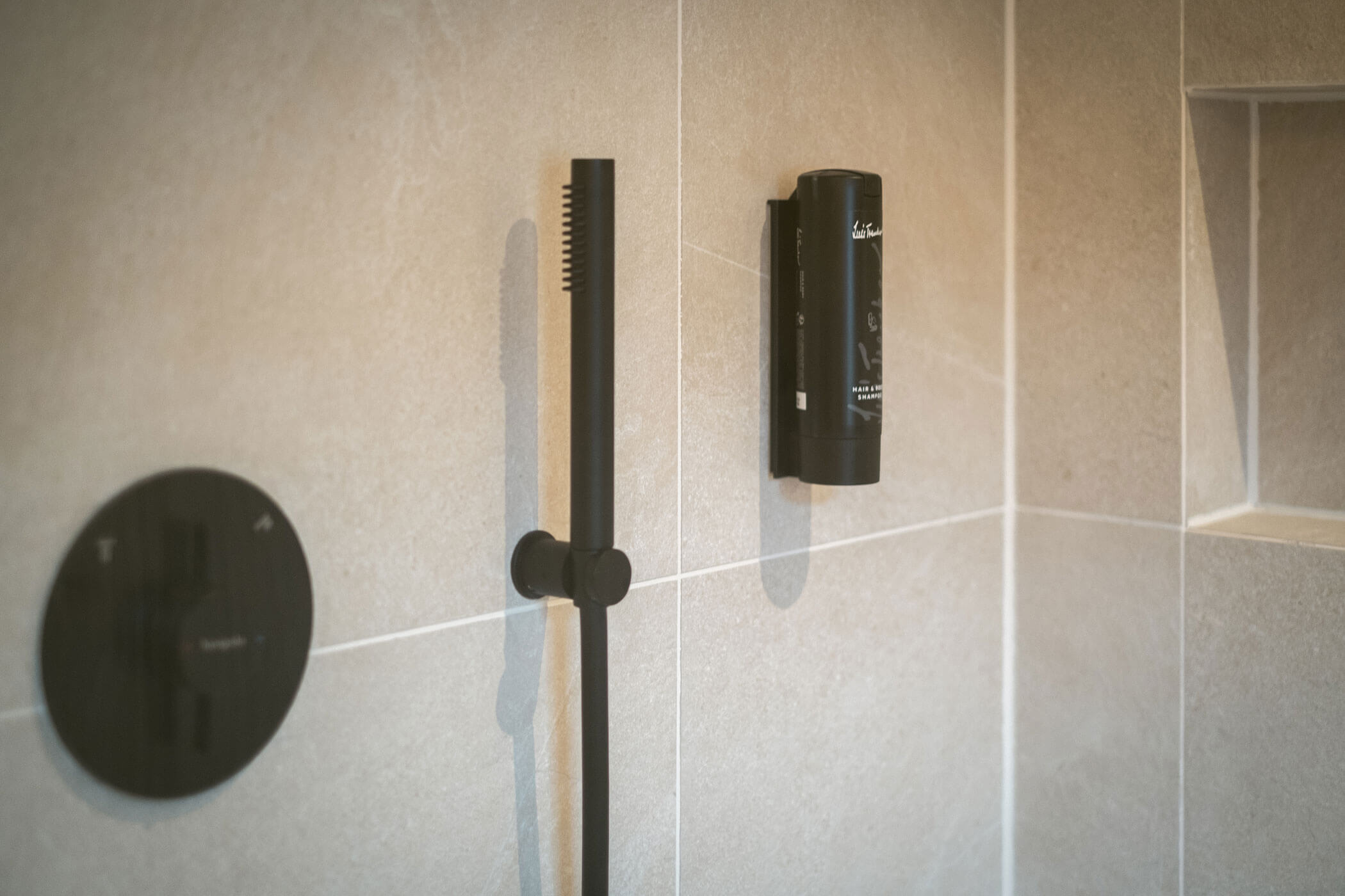 Shower with showerhead and shampoo - Gisse Zwölf