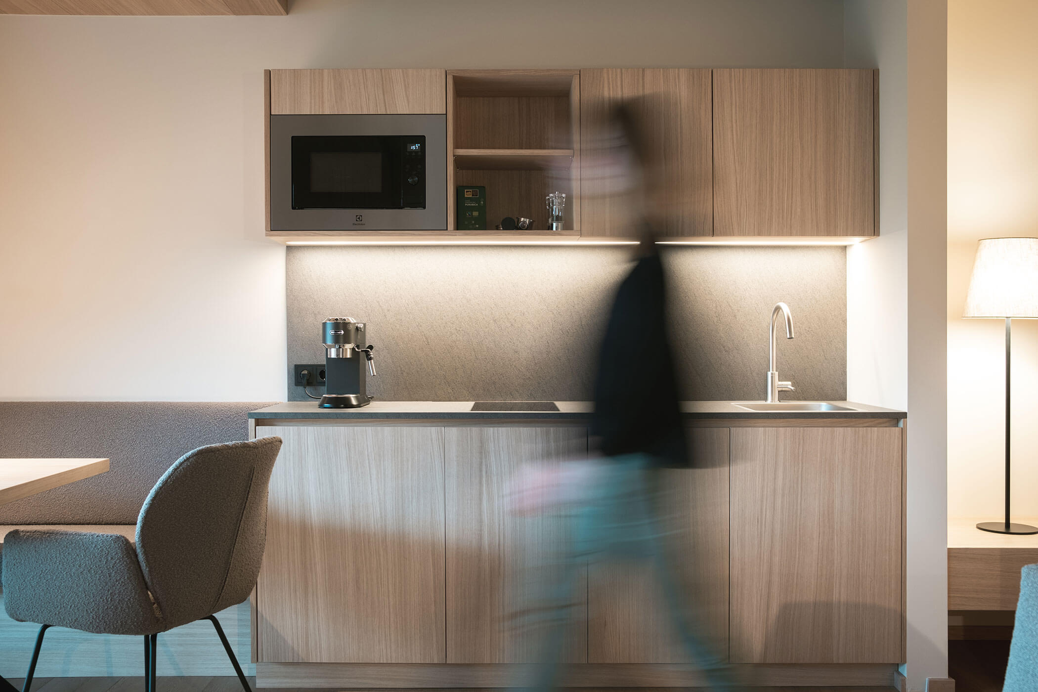Kitchenette with microwave and coffee maker, a chair next to it - Gisse Zwölf