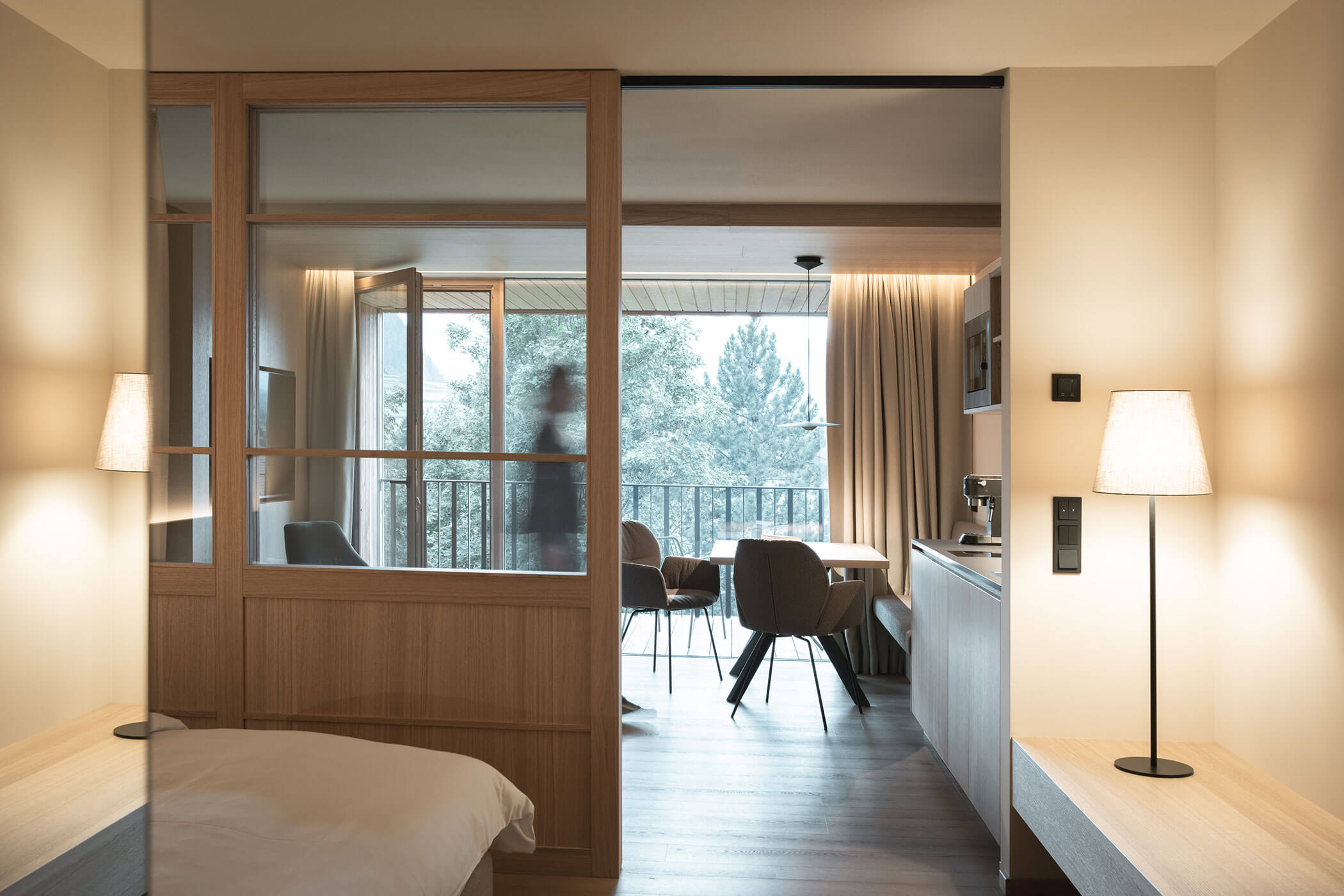 Entrance area of the apartment overlooking the kitchen and dining table - Gisse Zwölf