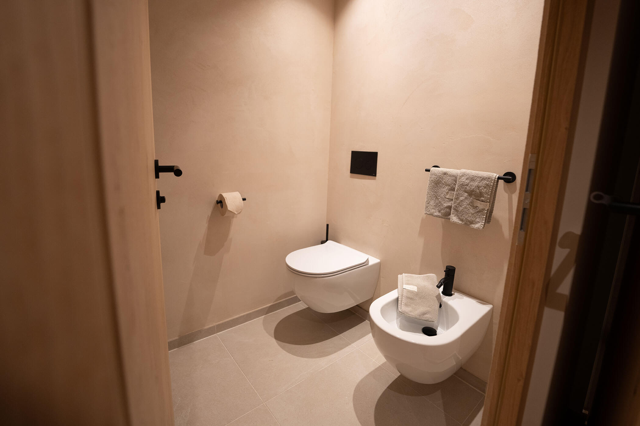 White toilet and bidet - Gisse Zwölf