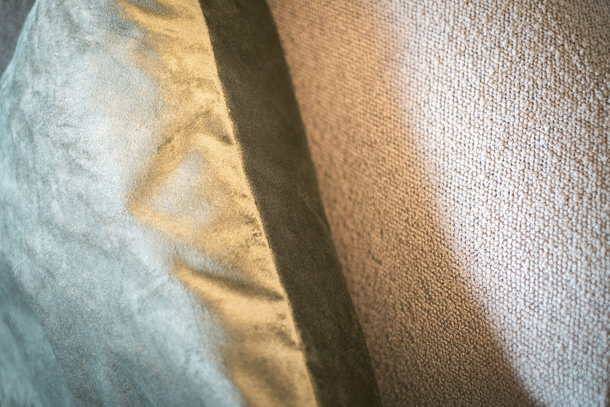 Close-up of the sofa back and a cushion - Gisse Zwölf