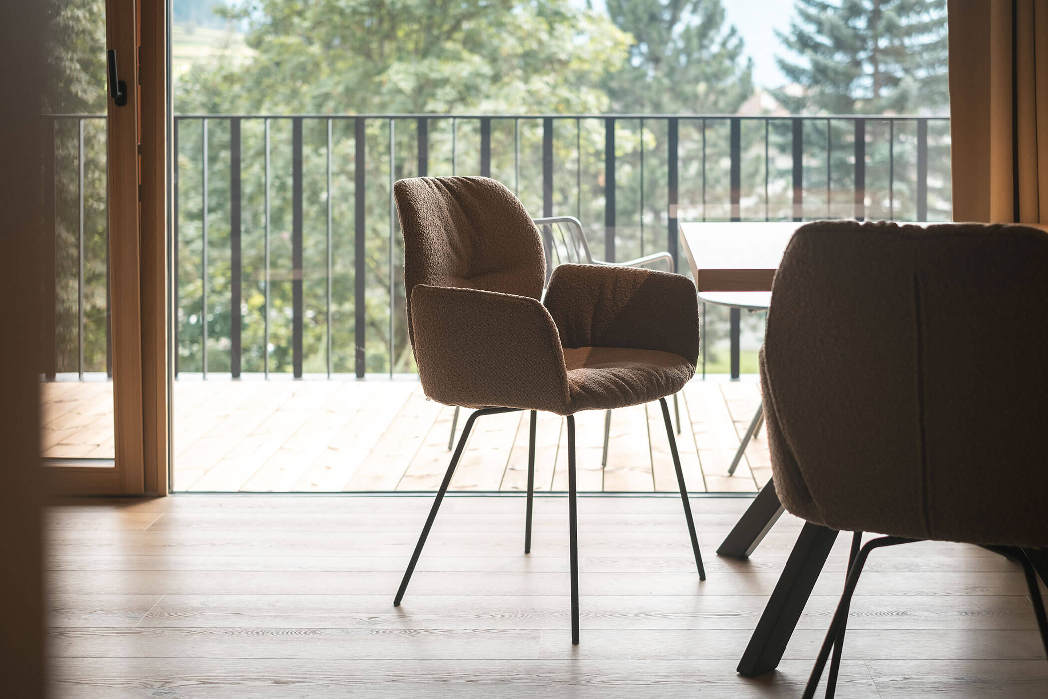 Two chairs with a view of the balcony - Gisse Zwölf